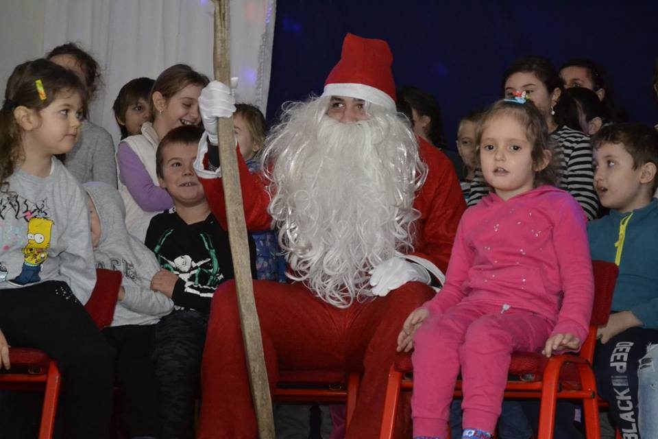 Garda Cetăţii Deva a împărţit o tonă de daruri copiilor sărmani din judeţ