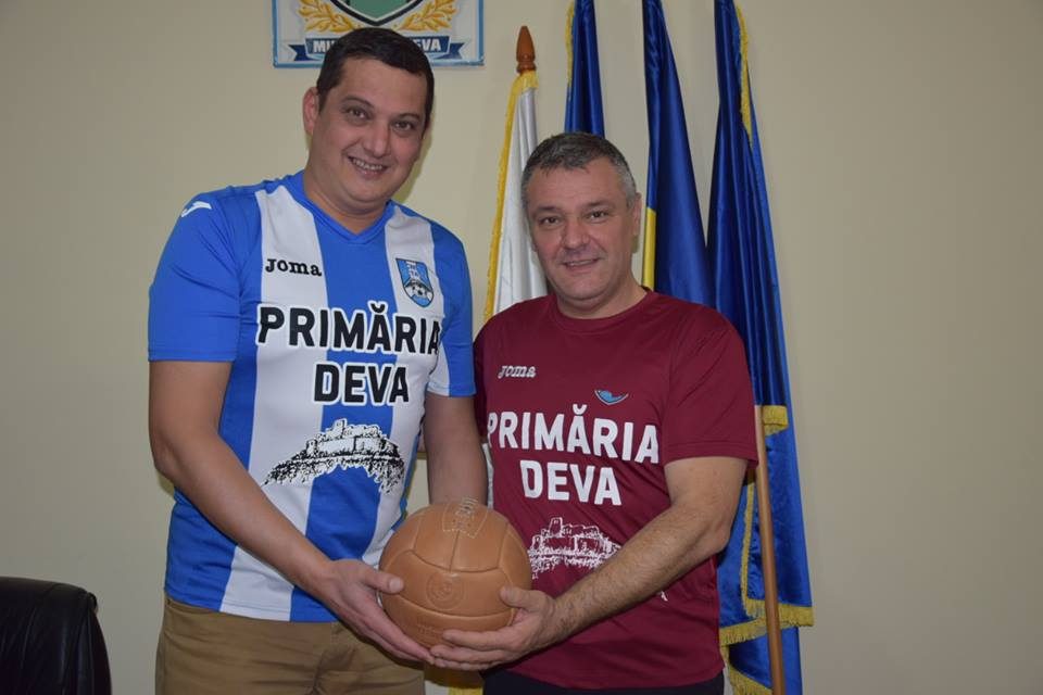 Consilierii locali din Deva joacă fotbal în scop caritabil