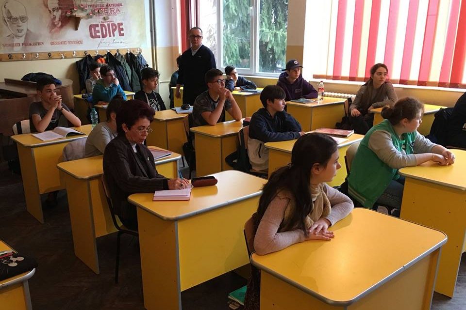 Peste 300 de elevi din Deva au participat la campania ”Am 14 ani!”