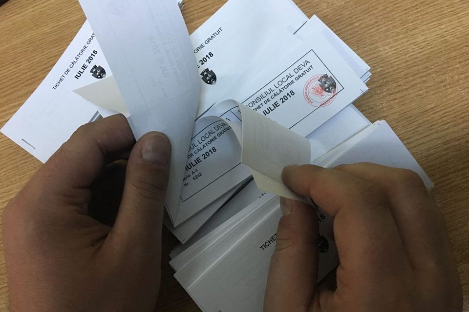 Deva: Tichete gratuite de călătorie pentru pensionarii cu venituri lunare mai mici de 1.000 de lei