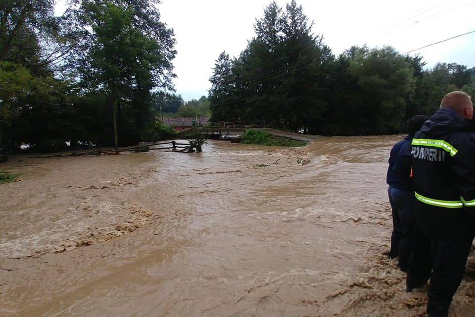O femeie din județul Hunedoara și-a pierdut viața, după ce a fost luată de o viitură