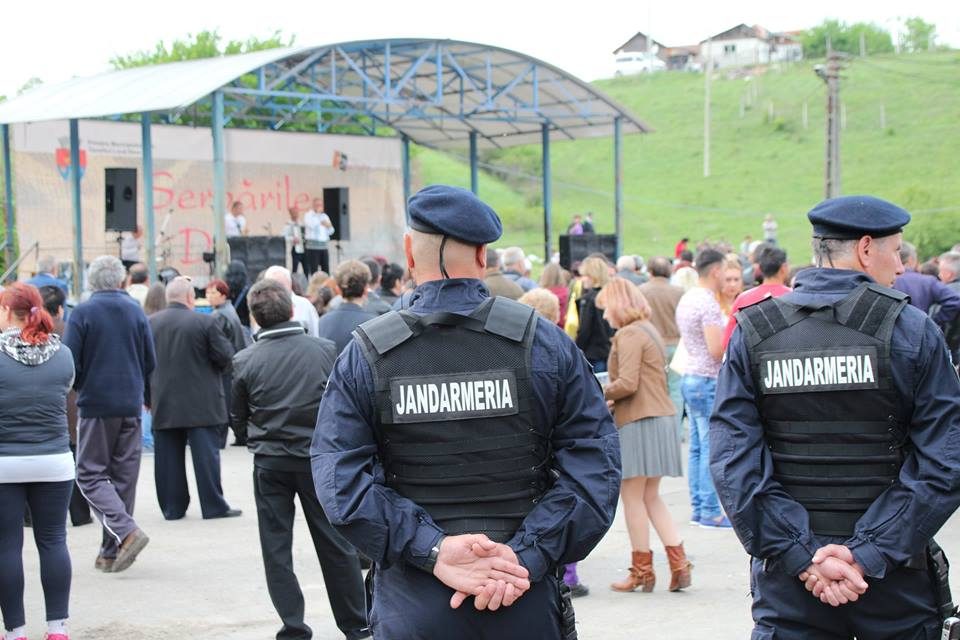 Tânăr din Geoagiu, amendat de jandarmi după ce a lovit două fete