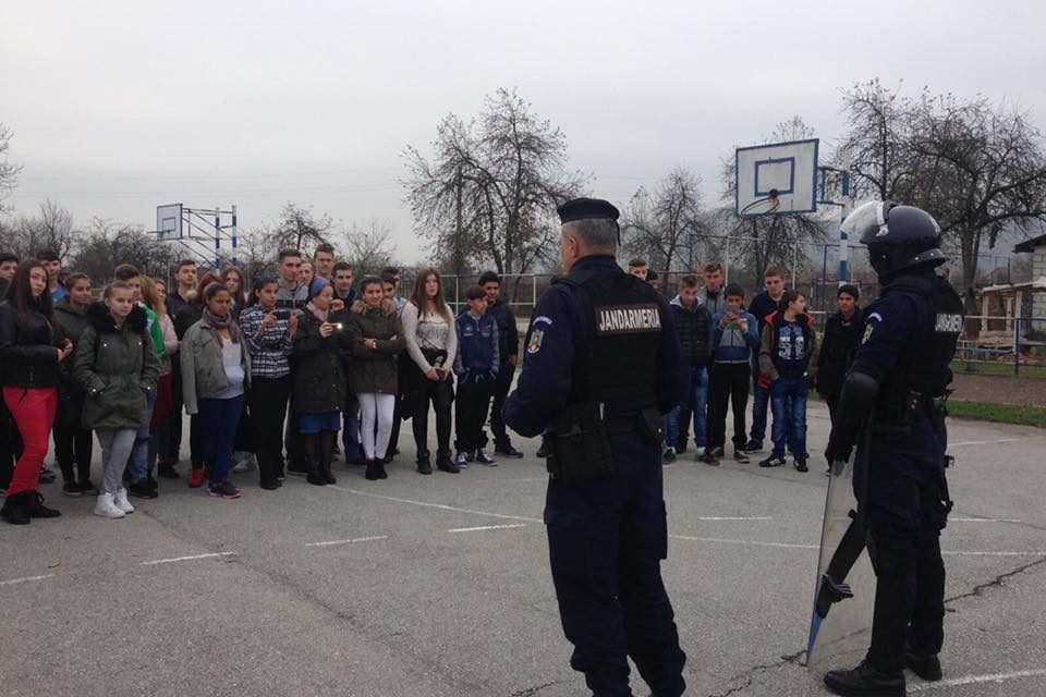 Jandarmii hunedoreni, în mijlocul elevilor din Ilia