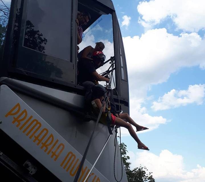 Alpiniştii pompieri deveni au intervenit pentru salvarea a 19 persoane blocate în telecabina de la Dealul Cetăţii
